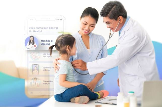 Hình ảnh bác sĩ Jio Health đến thăm khám cho bệnh nhi tại nhà